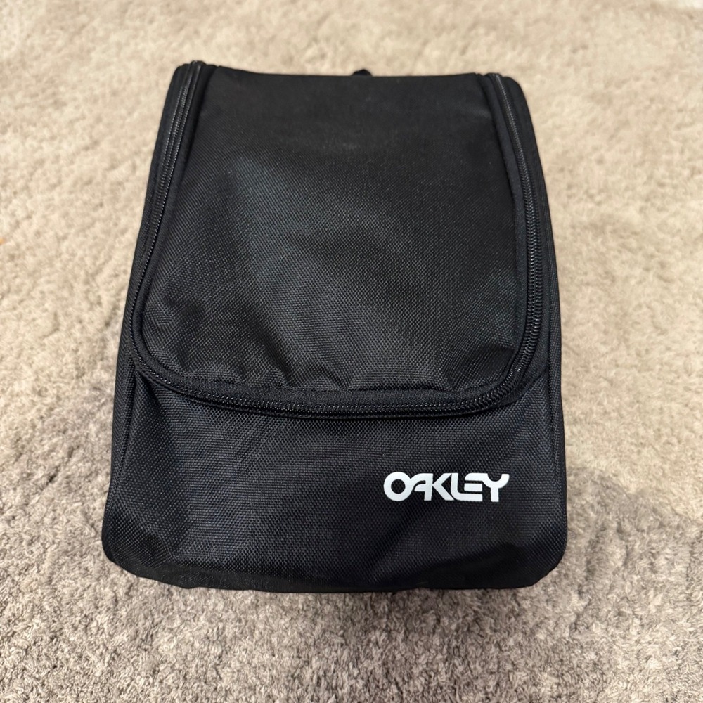 Oakley Crestible Travel Pouch Blackout Toiletry Bag FOS900546 NWT Mens Womens